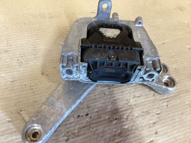 bontott VW PASSAT B8 Motor Tartó Bak (Fém)