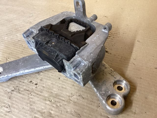 bontott VW PASSAT B8 Motor Tartó Bak (Fém)