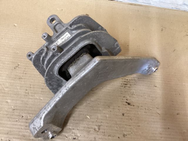 bontott VW PASSAT B8 Motor Tartó Bak (Fém)