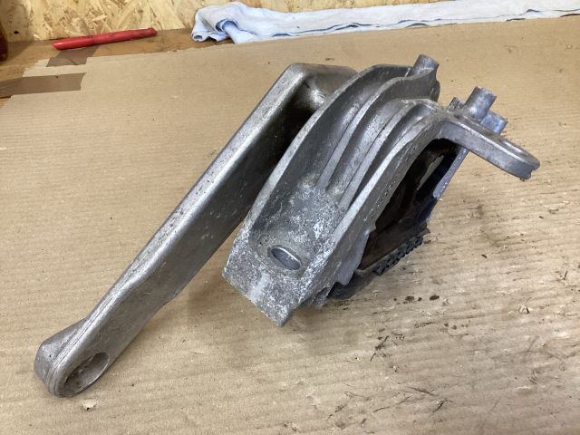 bontott VW PASSAT B8 Motor Tartó Bak (Fém)