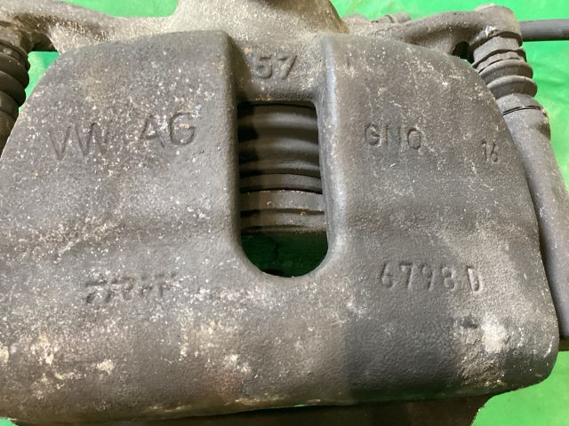 bontott VW PASSAT B8 Bal első Féknyereg Munkahengerrel