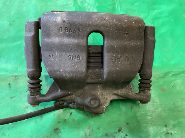 bontott VW PASSAT B8 Bal első Féknyereg Munkahengerrel