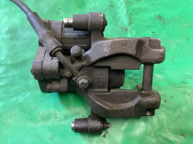 bontott VW PASSAT B8 Bal első Féknyereg Munkahengerrel