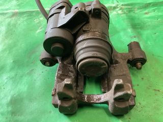 bontott VW PASSAT B8 Bal első Féknyereg Munkahengerrel