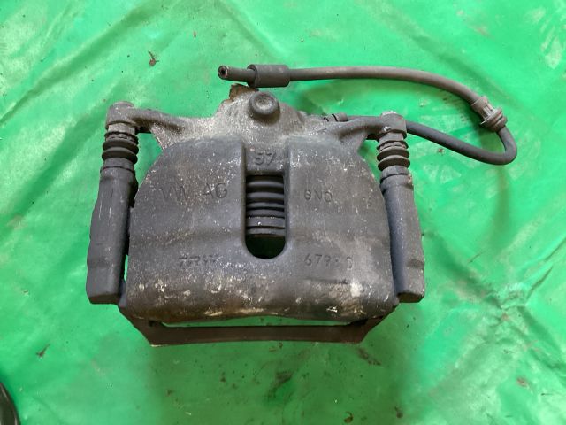 bontott VW PASSAT B8 Bal első Féknyereg Munkahengerrel