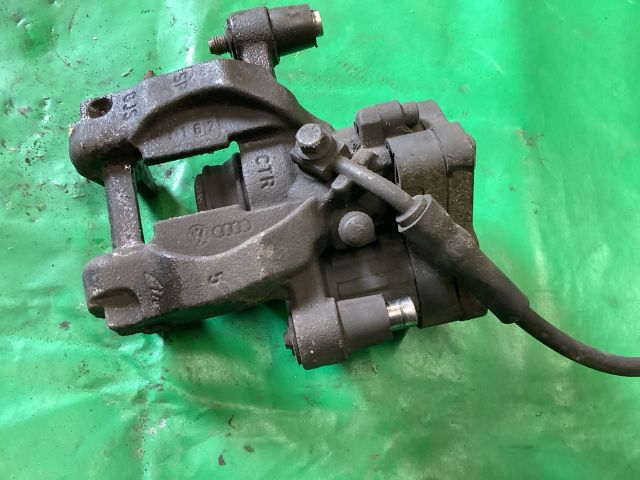 bontott VW PASSAT B8 Bal első Féknyereg Munkahengerrel