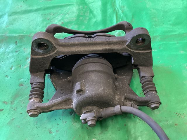 bontott VW PASSAT B8 Bal első Féknyereg Munkahengerrel