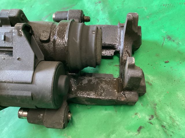 bontott VW PASSAT B8 Bal első Féknyereg Munkahengerrel