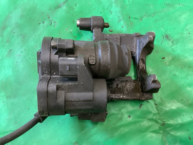 bontott VW PASSAT B8 Bal első Féknyereg Munkahengerrel