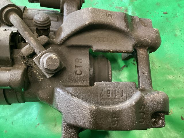 bontott VW PASSAT B8 Bal első Féknyereg Munkahengerrel