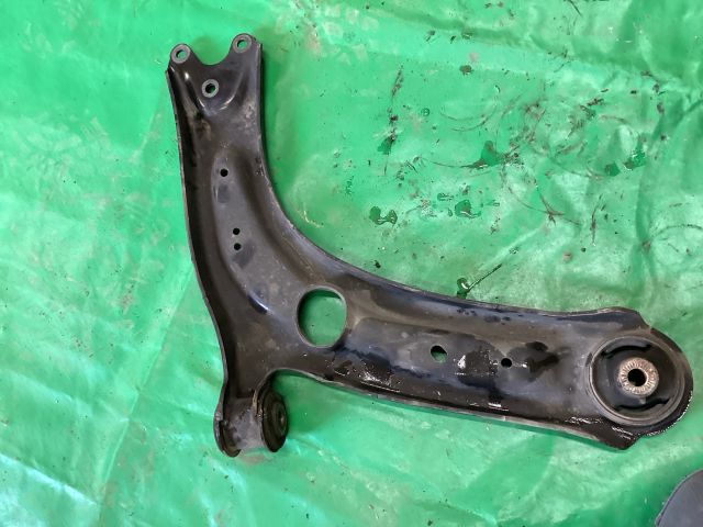 bontott VW PASSAT B8 Bal első Lengőkar