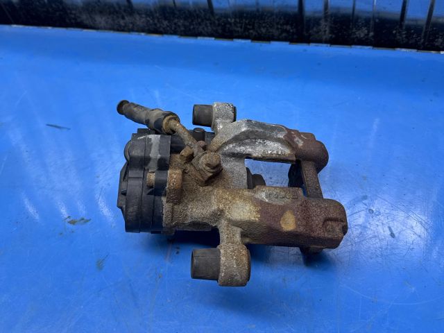 bontott VW PASSAT B8 Bal hátsó Féknyereg Munkahengerrel