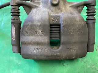 bontott VW PASSAT B8 Jobb első Féknyereg Munkahengerrel