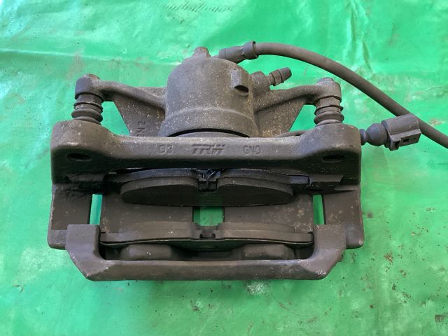 bontott VW PASSAT B8 Jobb első Féknyereg Munkahengerrel