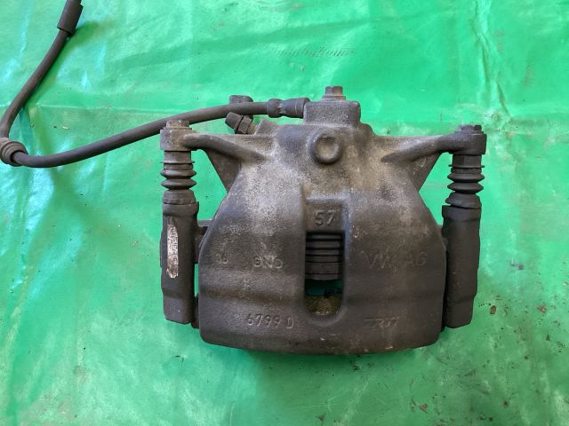 bontott VW PASSAT B8 Jobb első Féknyereg Munkahengerrel