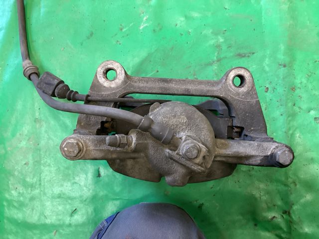 bontott VW PASSAT B8 Jobb első Féknyereg Munkahengerrel