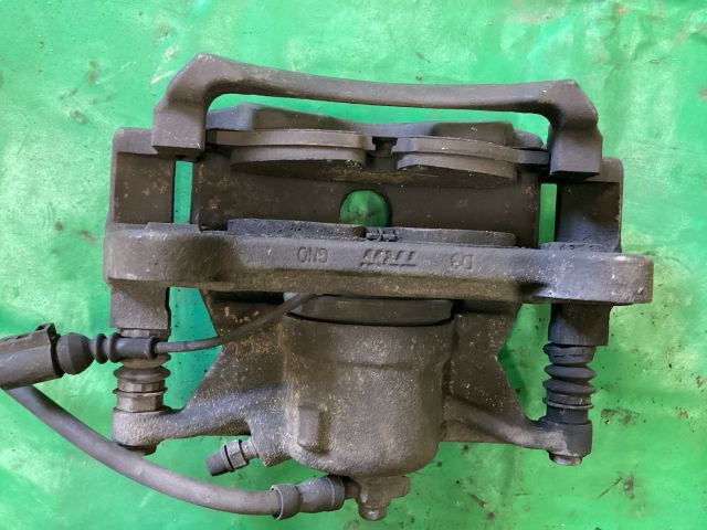 bontott VW PASSAT B8 Jobb első Féknyereg Munkahengerrel