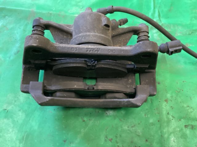 bontott VW PASSAT B8 Jobb első Féknyereg Munkahengerrel