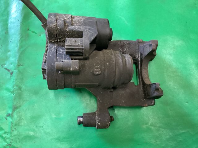 bontott VW PASSAT B8 Jobb hátsó Féknyereg Munkahengerrel