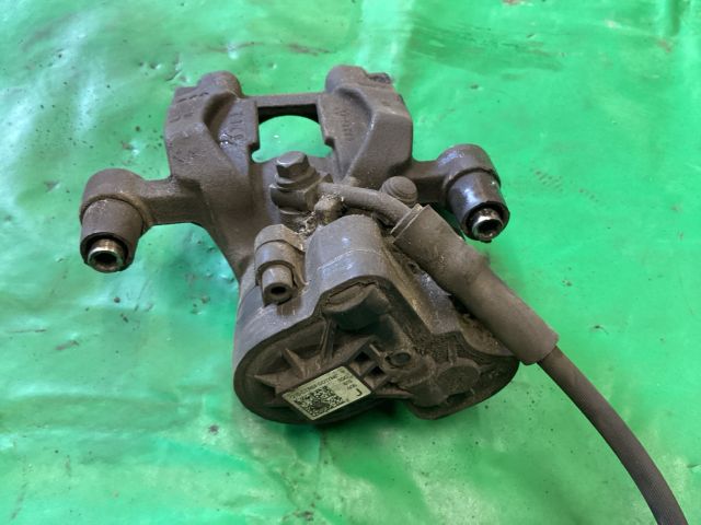 bontott VW PASSAT B8 Jobb hátsó Féknyereg Munkahengerrel