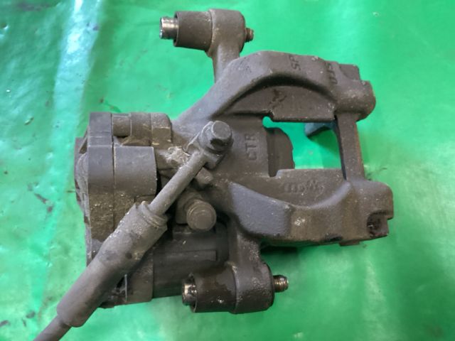 bontott VW PASSAT B8 Jobb hátsó Féknyereg Munkahengerrel