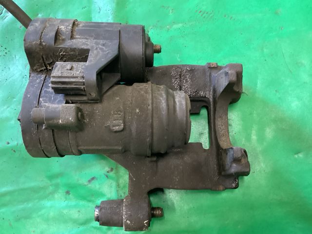 bontott VW PASSAT B8 Jobb hátsó Féknyereg Munkahengerrel