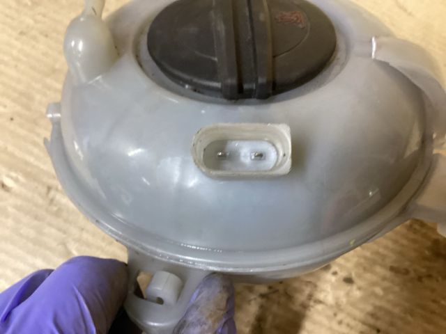 bontott VW PASSAT B8 Kiegyenlítő Tartály