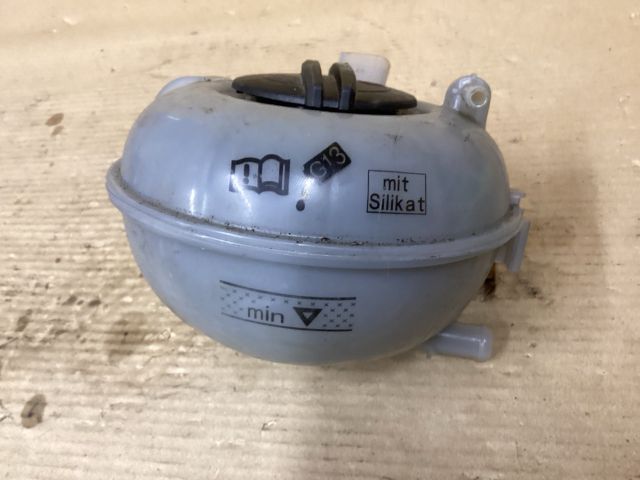 bontott VW PASSAT B8 Kiegyenlítő Tartály