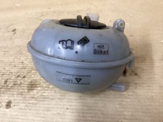 bontott VW PASSAT B8 Kiegyenlítő Tartály