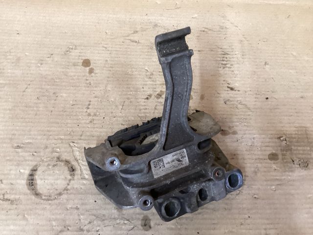 bontott VW PASSAT B8 Motor Tartó Bak (Fém)