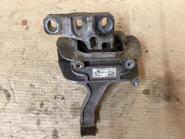 bontott VW PASSAT B8 Motor Tartó Bak (Fém)