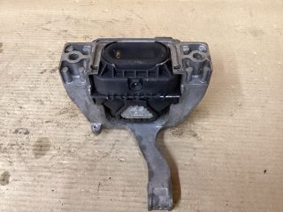 bontott VW PASSAT B8 Motor Tartó Bak (Fém)