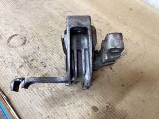 bontott VW PASSAT B8 Motor Tartó Bak (Fém)