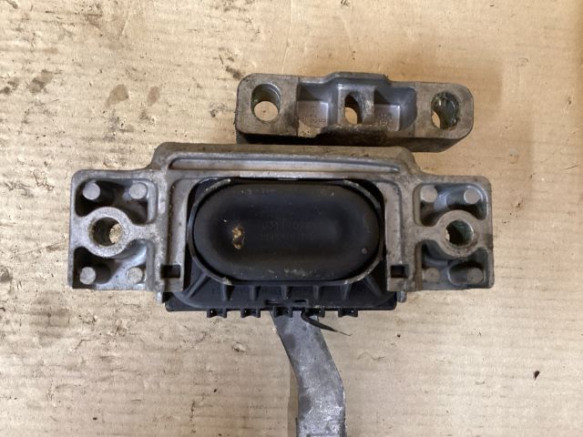 bontott VW PASSAT B8 Motor Tartó Bak (Fém)