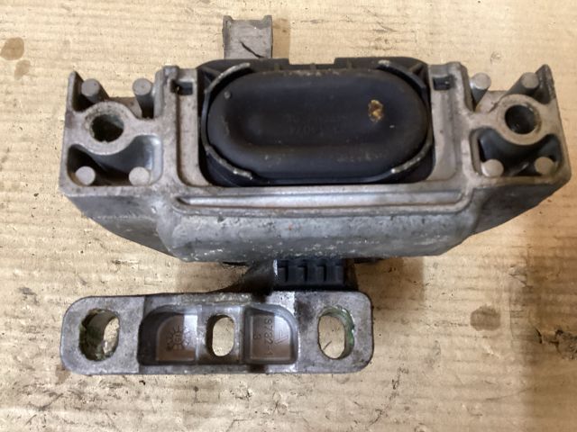 bontott VW PASSAT B8 Motor Tartó Bak (Fém)