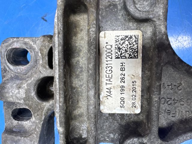 bontott VW PASSAT B8 Motor Tartó Bak Jobb