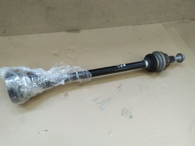 bontott VW PASSAT B8 Bal hátsó Féltengely