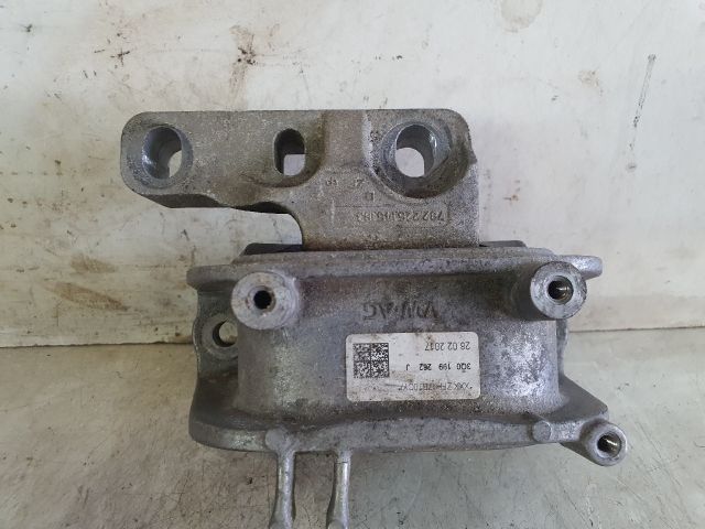 bontott VW PASSAT B8 Motor Tartó Bak (Fém)