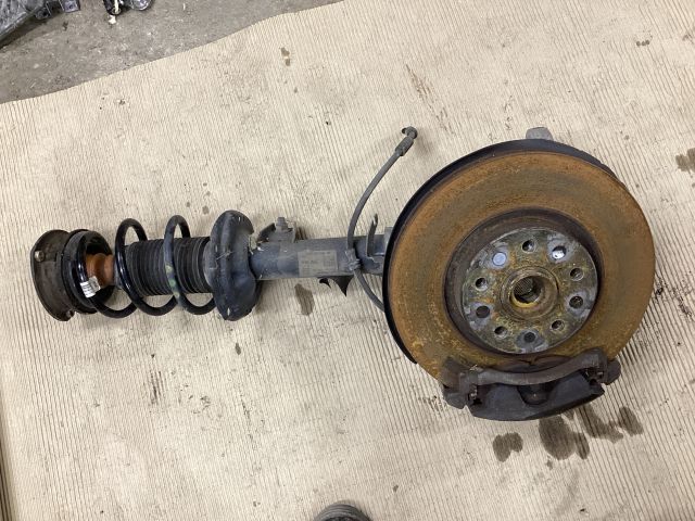 bontott VW PASSAT B8 Bal első Csonkállvány Kerékaggyal