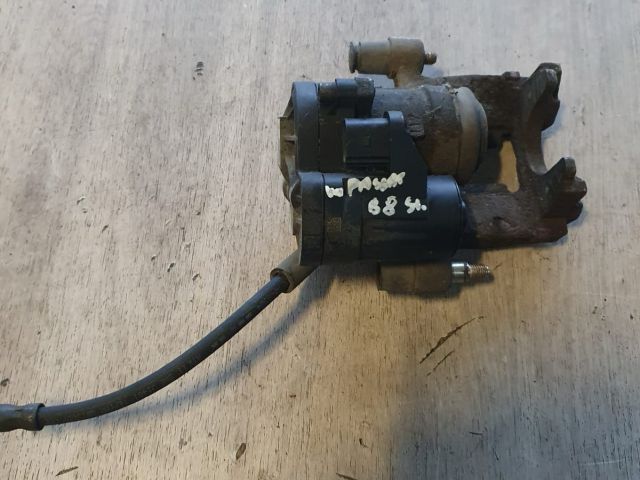 bontott VW PASSAT B8 Bal első Féknyereg Munkahengerrel