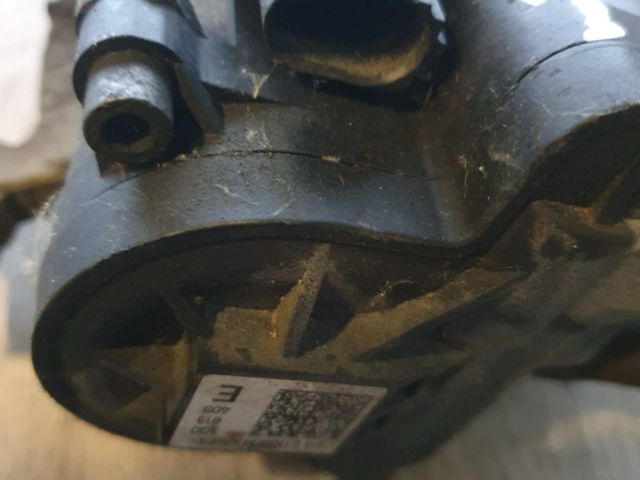 bontott VW PASSAT B8 Bal első Féknyereg Munkahengerrel