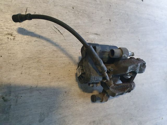 bontott VW PASSAT B8 Bal első Féknyereg Munkahengerrel