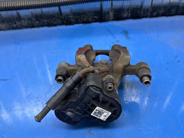 bontott VW PASSAT B8 Bal hátsó Féknyereg Munkahengerrel