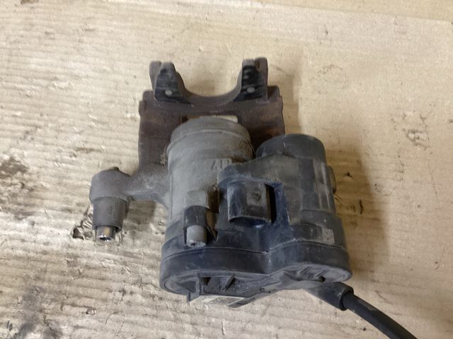 bontott VW PASSAT B8 Bal hátsó Féknyereg Munkahengerrel