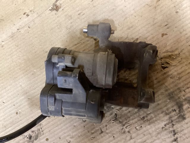 bontott VW PASSAT B8 Bal hátsó Féknyereg Munkahengerrel