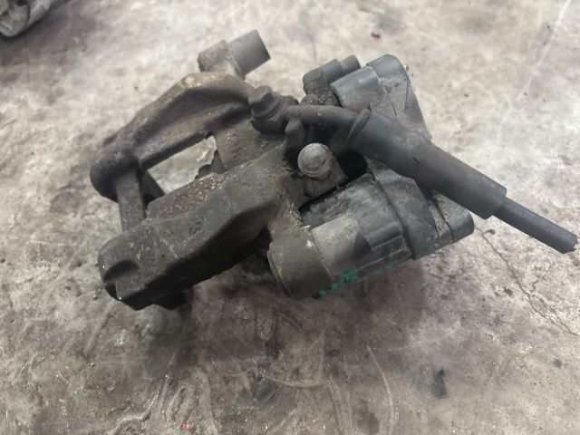 bontott VW PASSAT B8 Bal hátsó Féknyereg Munkahengerrel