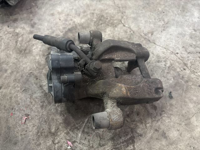 bontott VW PASSAT B8 Bal hátsó Féknyereg Munkahengerrel