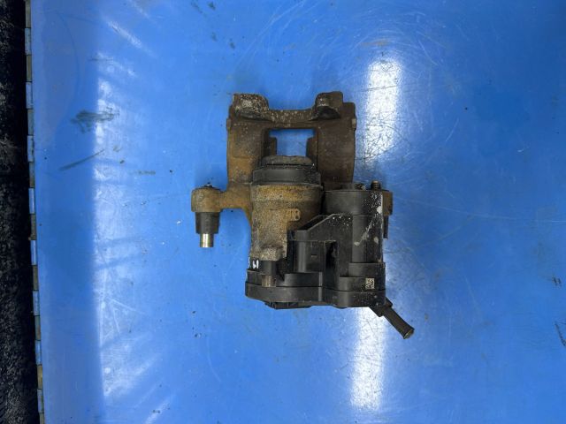 bontott VW PASSAT B8 Bal hátsó Féknyereg Munkahengerrel