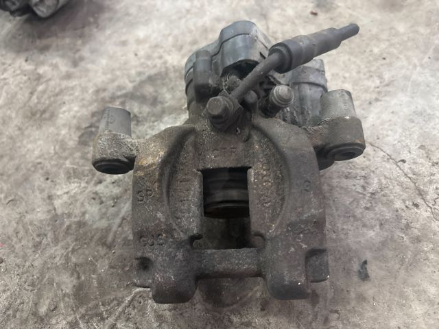 bontott VW PASSAT B8 Bal hátsó Féknyereg Munkahengerrel