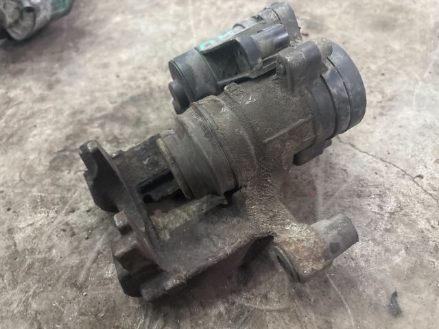 bontott VW PASSAT B8 Bal hátsó Féknyereg Munkahengerrel